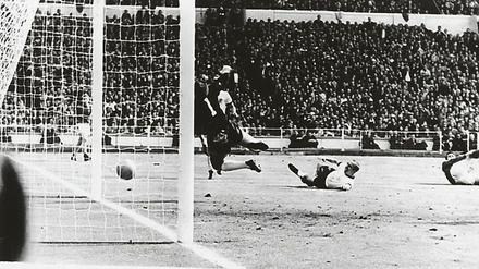 Etwas Ungeheuerliches, Historisches. Zum „Tor des Jahrhunderts“ machte man jenes dritte Tor von Wembley beim WM-Endspiel von 1966, das der russische Linienrichter Bachramow (unten rechts) hinter der Linie gesehen haben wollte.Fotos: dpa