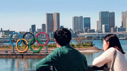 Unsicherer Ausblick. Die Olympischen Ringe bleiben in Tokio. Doch alle Planungen müssen nun verändert werden.