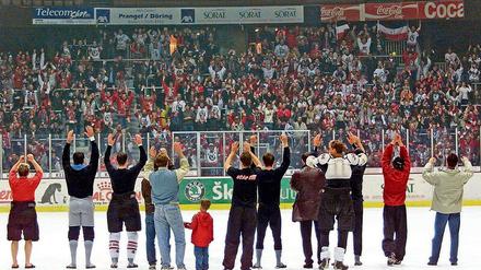 Bittersüß zum Schluss. Trotz des Abstieges lassen sich die Spieler der Capitals am 7. April 2002 in der Deutschlandhalle von ihren Fans feiern. 