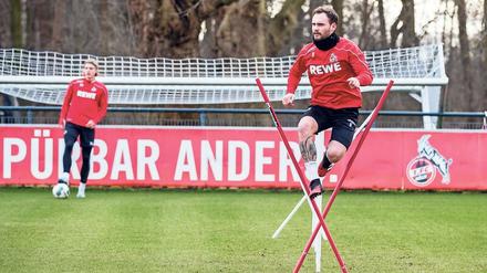 Hohe Hürden. Kölns Mittelfeldspieler Birger Verstraete (rechts) hält eine Wiederaufnahme des Spielbetriebs in der Bundesliga für „naiv“.