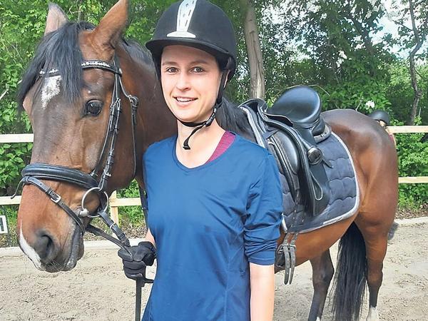 Zufriedene Rückkehr in den Alltag: Franziska Schmalenberg hat mit Lu eine Stunde Dressur trainiert.