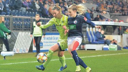 Im Februar gewann Turbine Potsdam in der Bundesliga gegen Essen. Hier kämpfen Turbines Marie Höbinger (rechts) und Lena Oberdorf um den Ball. 