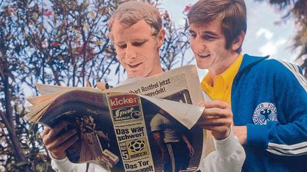 Juni 1970: Nationalspieler Berti Vogts (links) und Hannes Löhr können nach dem schweren WM-Auftaktspiel schon wieder lächeln.