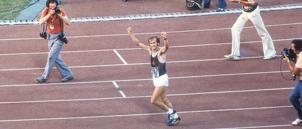 Going for Gold. Cierpinski beim Zieleinlauf bei den Olympischen Spielen 1980. Schon vier Jahre zuvor war er in Montreal als Erster angekommen. Foto: Sven Simon/Imago