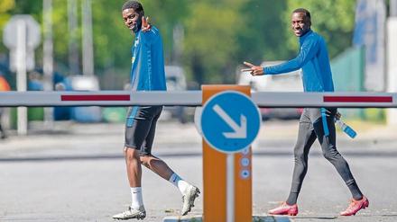 Hertha Road. Jordan Torunarigha (links) und Dodi Lukebakio auf dem Weg zum Trainingsplatz. 