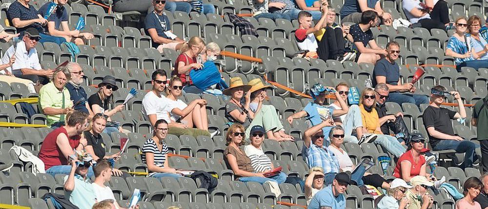 Platz an der Sonne. 3500 Fans durften zum Istaf ins Olympiastadion. Foto: S. Stache/dpa