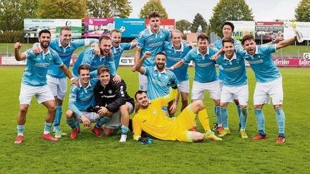 Die Mannschaft des FC Viktoria 89 freut sich über den Sieg bei Germania Halberstadt.