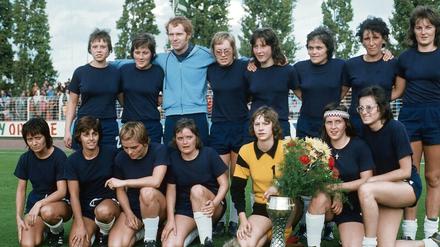 Nummer eins. Der TuS Wörrstadt wurde 1974 durch ein 4:0 gegen die DJK Eintracht Erle erster Frauenfußballmeister. Regine Israel (oben, 5. v. li.) traf dreimal, die rechts neben ihr stehende Bärbel Wohlleben einmal.