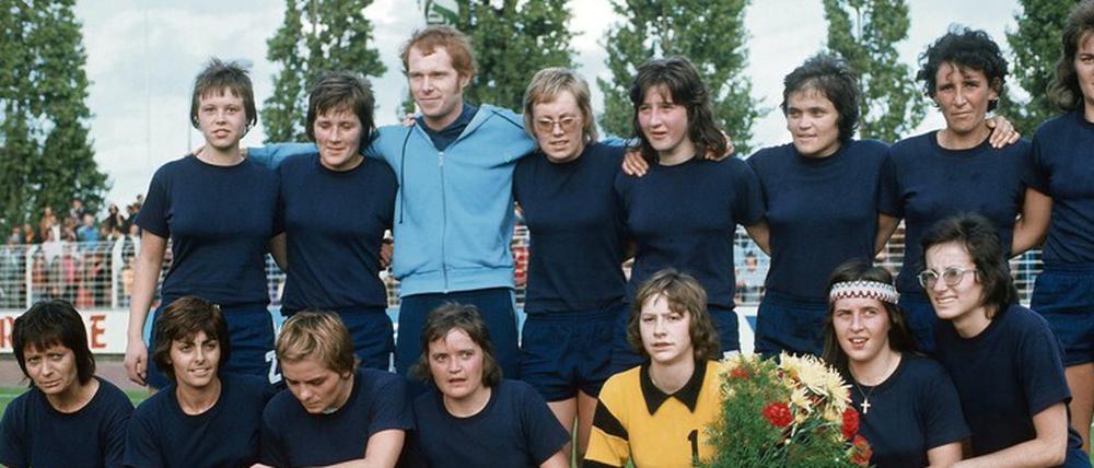 Nummer eins. Der TuS Wörrstadt wurde 1974 durch ein 4:0 gegen die DJK Eintracht Erle erster Frauenfußballmeister. Regine Israel (oben, 5. v. li.) traf dreimal, die rechts neben ihr stehende Bärbel Wohlleben einmal.