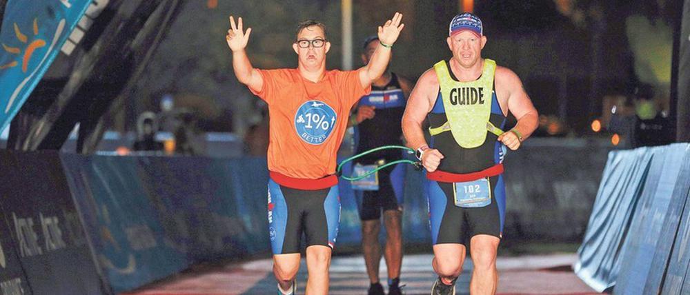 Harmonisches Duo. Chris Nikic und Dan Grieb bestritten in Florida gemeinsam einen Ironman, der Nikic einen Eintrag ins Guinessbuch der Rekorde beschert hat. Foto: Reaves/dpa