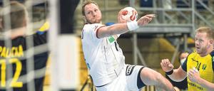 Durchpusten. Die deutschen Handballer um Steffen Weinhold schafften gegen Schweden kurz vor dem Ende noch den Ausgleich.