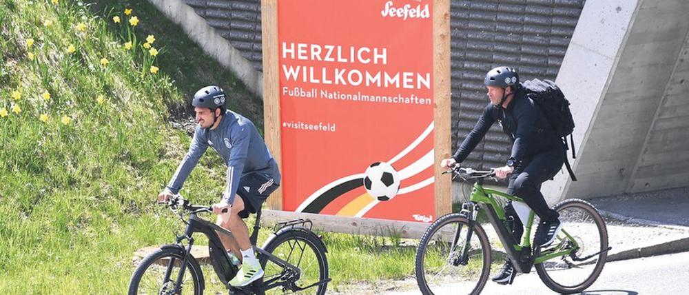 Für das Fahrrad sind die Entfernungen bei dieser EM zu groß. Das Turnier findet vom 11. Juni bis 11. Juli in zehn europäischen Städten und der asiatischen Stadt Baku statt. Es werden 24 Nationalmannschaften teilnehmen. Das deutsche Team, hier mit Mats Hummels (links), bereitete sich in Seefeld vor.