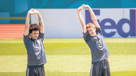 Trockenübung. Leroy Sané (links) und Thomas Müller kennen sich aus ihrem gemeinsamen Tun beim FC Bayern München. Nun ist Müller angeschlagen, Sané brennt dagegen auf seine Einsatzchance am Mittwoch.