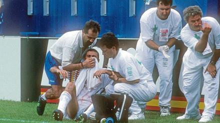 Ein Bild, das sich ins kollektive Gedächtnis vieler spanischer Fußballfans eingebrannt hat. Luis Enriques gebrochene Nase wird nach dem Ellbogencheck von Mauro Tassotti im WM-Viertelfinale von 1994 behandelt.