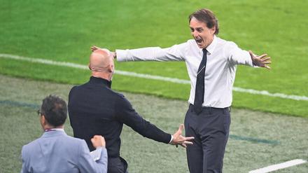Alte Freunde feiern zusammen. Trainer Roberto Mancini (rechts) freut sich mit Gianluca Vialli.
