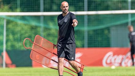 Plötzlich Chef. Fünf Jahre lang hat Antonio di Salvo Stefan Kuntz bei der deutschen U-21-Nationalmannschaft als erster Assistent zugearbeitet. Nach dessen Wechsel in die Türkei wurde der frühere Stürmer zum neuen Nationaltrainer befördert.