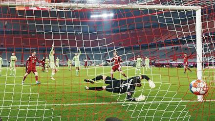 Drin. Thomas Müller (r.) brachte die Bayern gegen Wolfsburg früh auf Kurs. Danach zappelte der Ball noch weitere dreimal im Netz der Niedersachsen. 