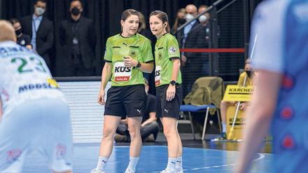 Schwestern als Schiedsrichter: Tanja Kuttler (links) und Maike Merz