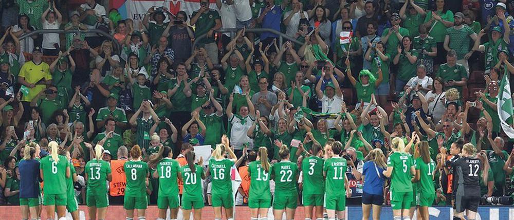 Was soll’s. Wenn die nordirischen Fans schon einmal da sind, dann machen sie auch Stimmung. Dass ihr Team bei der EM sieglos blieb – geschenkt. 