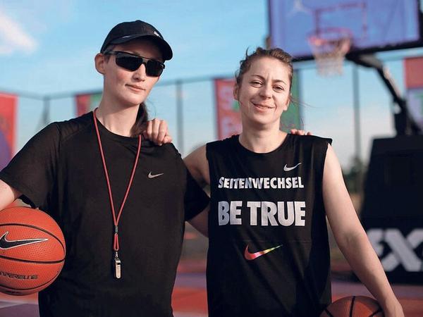 Gutes Gespann. Trainerin Heike Mann (r.) vom Verein Seitenwechsel mit Sara Radonja, die im Basketball-verrückten Serbien gelebt hat. 