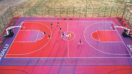Der neue Basketballcourt ist schrill und bunt. Und damit wie gemacht für das Tempelhofer Feld.