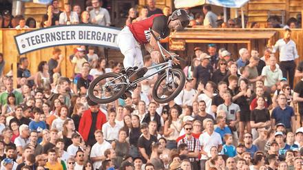 Den BMX-Fahrer im Blick, den Biergarten im Rücken. Die European Championships wollten den Zuschauern nah sein. Die Sportler genossen das. 