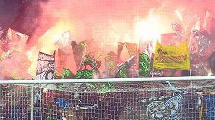 Ultras in ihrem Element. Die Vereinsführung von Hannover 96 will gegen das Abbrennen von Bengalos vorgehen. Foto: dpa