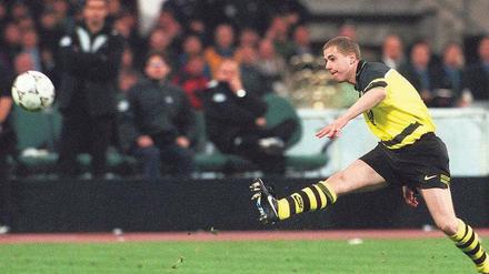 Gleich ist er drin: Lars Rickens legendärer Schuss im Finale 1997. 
