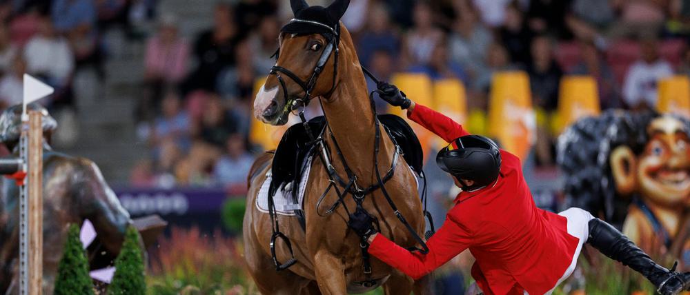 Springreiter André Thieme fiel bei der WM in Dänemark von seinem Pferd Chakaria, blieb aber unverletzt. 