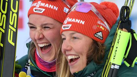 Grund zum Jubeln: Denise Herrmann (links) und Laura Dahlmeier feierten im vergangenen Winter zusammen Erfolge.