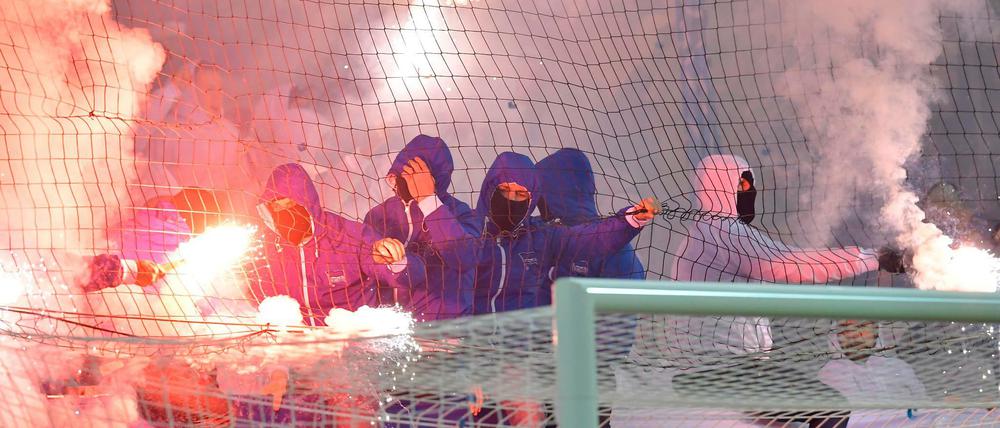 Beim Derby brannten Hertha- und Union-Anhänger Bengalos ab.