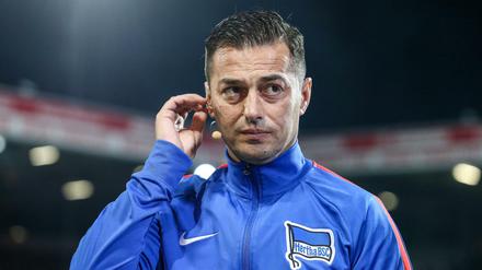Er muss liefern. Herthas Trainer Ante Covic steht in Augsburg unter Druck.