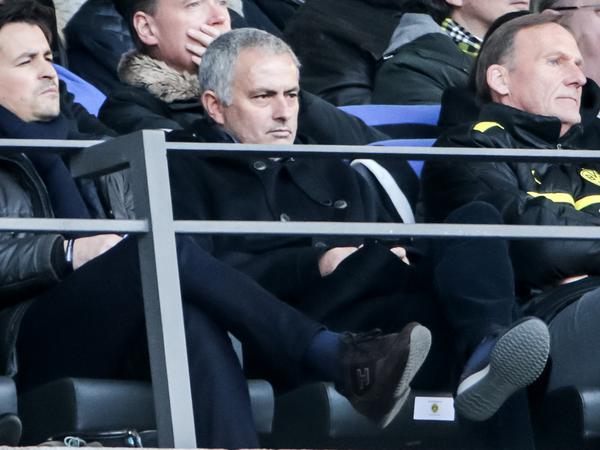 Der portugiesische Star-Trainer José Mourinho (M) verfolgt neben BVB-Geschäftsführer Hans-Joachim Watzke (r) das Spiel.