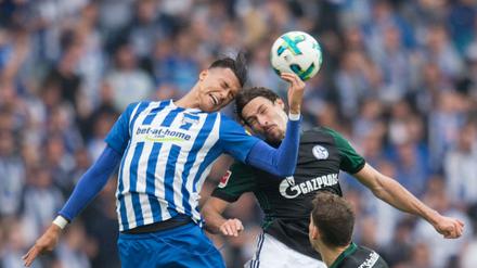Endlich wieder im Getümmel. Davie Selke (links) feierte gegen Schalke sein Pflichtsspieldebüt für Hertha BSC.