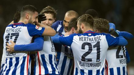 Jubeltraube. Herthas Spieler bejubeln den Sieg gegen Schalke 04. 
