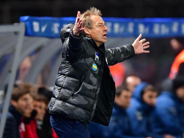 Unter Strom. Herthas Trainer Jürgen Klinsmann.