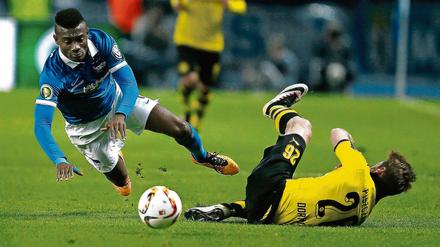 Hertha, hier Salomon Kalou (l.) gegen den Dortmunder Lukasz Piszczek, trifft im Achtelfinale auf Borussia Dortmund. Die ARD überträgt das Spiel. 