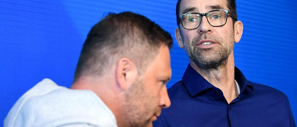 Hertha-Manager Michael Preetz (rechts) sprach nur vage über einen möglichen Nachfolger von Trainer Pal Dardai.