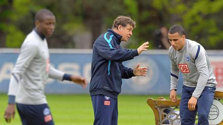 Das Ziel im Blick: Die Herthaner Ramos (l) und Ben-Hatira (r) mit Trainer Rehhagel