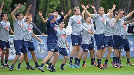 Und hoch die Hände. Herthas Spieler bei ihren ersten Übungen für die neue Bundesliga-Saison.