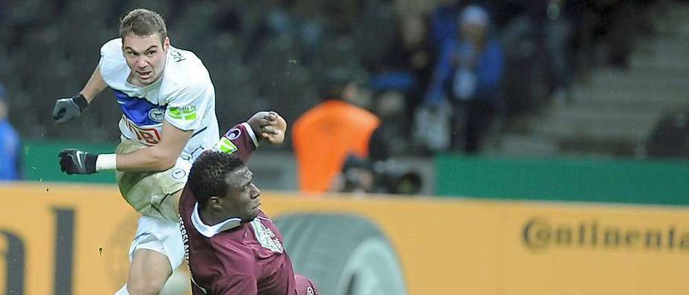 Der Herthaner Pierre-Michel Lasogga setzt sich gegen Ex-Herthaner Rodnei von Kaiserslautern durch und erzielt das 2:1.