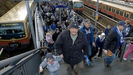Massenwanderung. Am Freitag fahren keine S-Bahnen Richtung Olympiastadion.