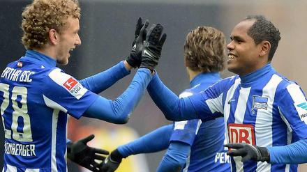 Herthas Fabian Lustenberger (l.) und Ronny freuen sich über den 4:2-Sieg gegen Duisburg. Werden sie auch in München jubeln können?