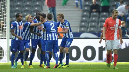Den Moment genießen. Die Spieler des Hertha BSC gratulieren Sami Allagui nach einem seiner zwei Tore gegen Mainz. 