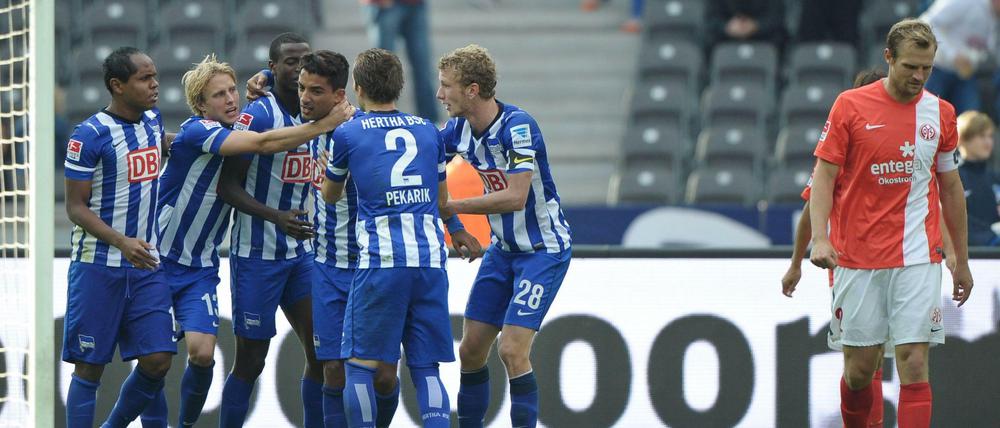 Den Moment genießen. Die Spieler des Hertha BSC gratulieren Sami Allagui nach einem seiner zwei Tore gegen Mainz. 