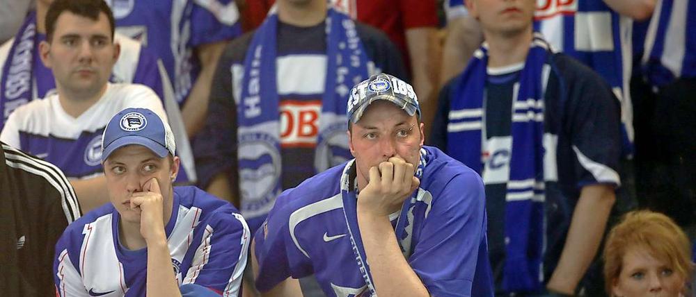 Fassungslosigkeit bei den Fans nach dem Hinspiel: Hertha verliert im Olympiastadion 1:2 gegen die Fortuna.