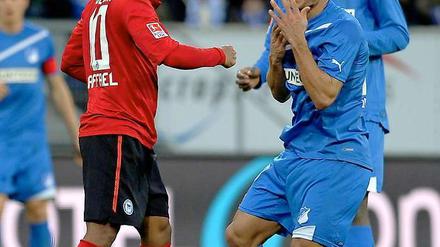 Hoffenheims Sejad Salihovic (r.) ging in dieser Szene theatralisch zu Boden. Raffael sah Rot und wurde zunächst vier Spiele gesperrt.