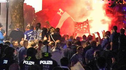 Hertha-Fans feiern den Aufstieg nach einer Niederlage gegen 1860 München. Es kam zu kleineren Rangeleien und einigen Festnahmen nach Flaschewürfen und dem Abbrennen von Pyrotechnik.