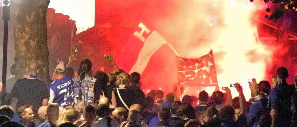 Hertha-Fans feiern den Aufstieg nach einer Niederlage gegen 1860 München. Es kam zu kleineren Rangeleien und einigen Festnahmen nach Flaschewürfen und dem Abbrennen von Pyrotechnik.