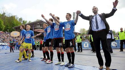 Da ist die Schale. Die Profis von Hertha BSC feiern zusammen mit Trainer Markus Babbel (r.) den Titel in der Zweiten Liga.